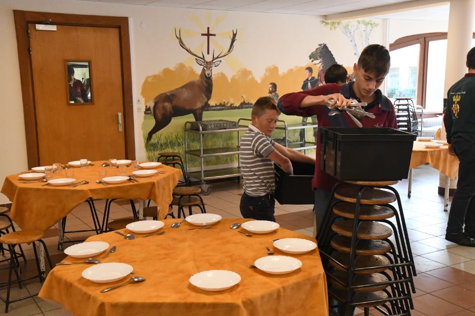 Le couvert dressé avant le repas au réfectoire de l'école