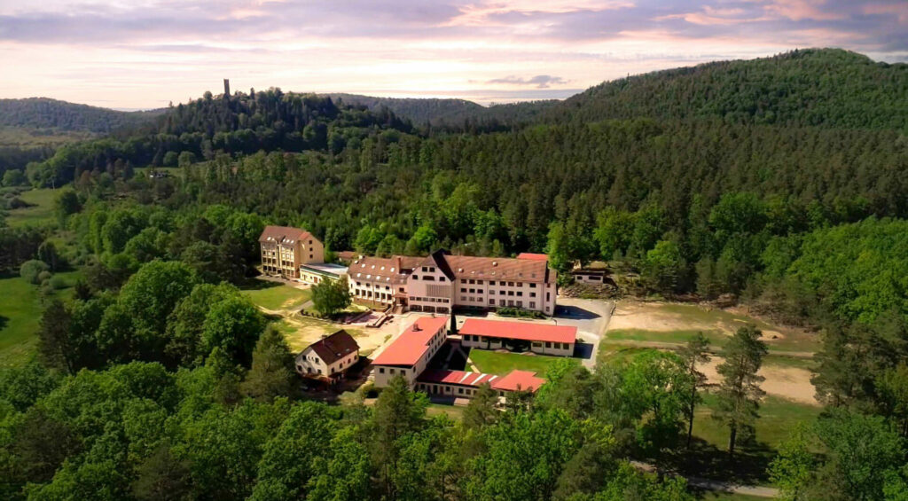 Vue aérienne de l'école dominant la forêt des Vosges