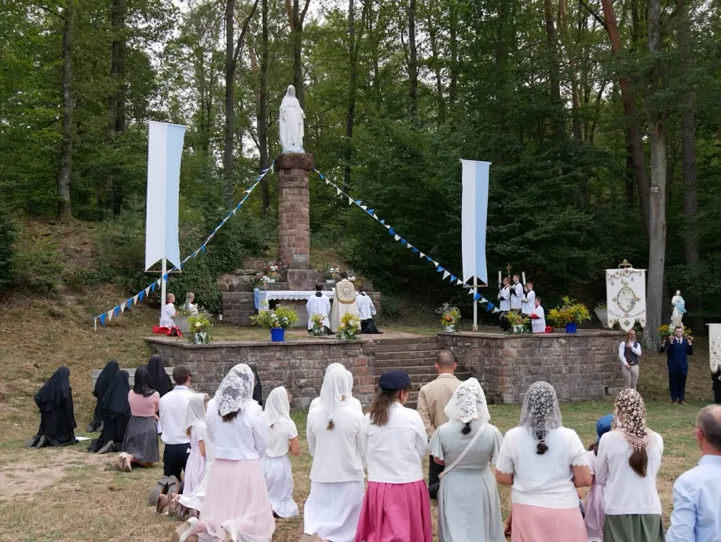 Procession de l'Assomption au pied de la Sainte Vierge
