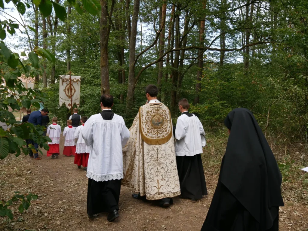 Procession de l'Assomption dans le parc